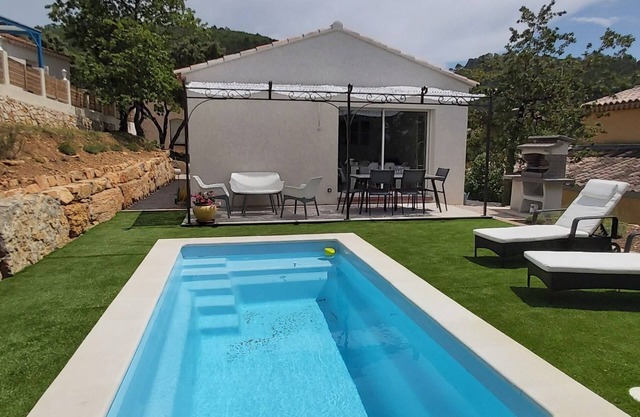 New, detached 2-bedroom villa for 4 people