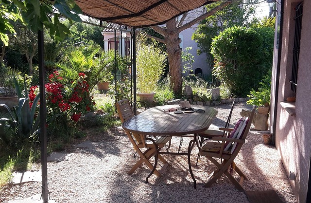 New detached house, garden level, very bright, with pergola