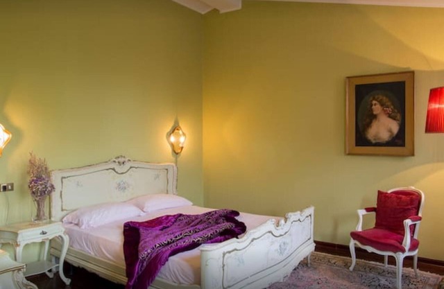 New Domus rosarum is located in the heart of the Euganean hills, at Arquá Petrarca