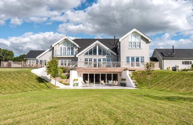 New England Mansion - Six Bedroom Villa, Sleeps 15