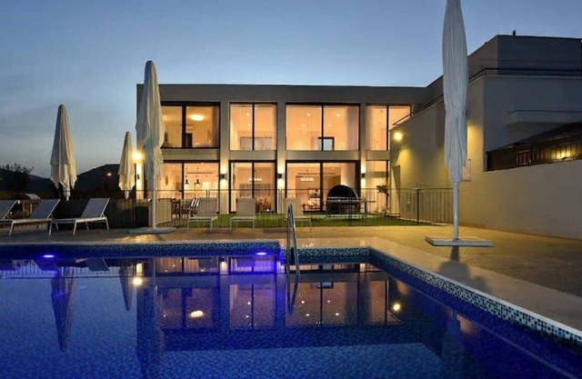New exclusive villa with private pool