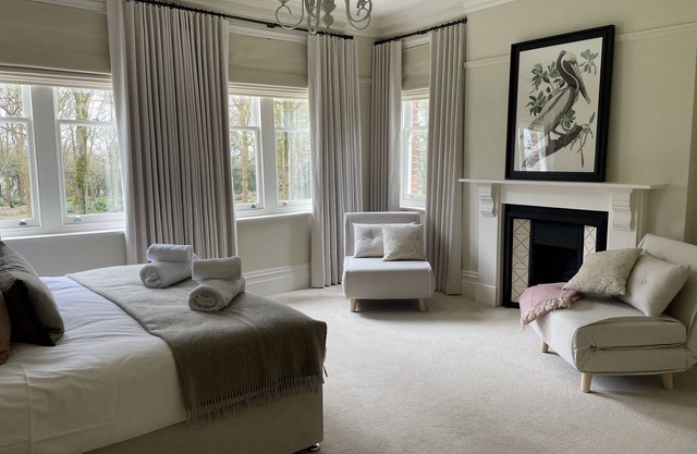 NEW Exquisite & Stylish Country Home, Spa Pool, Huge Grounds, Sleeps up to 16,
