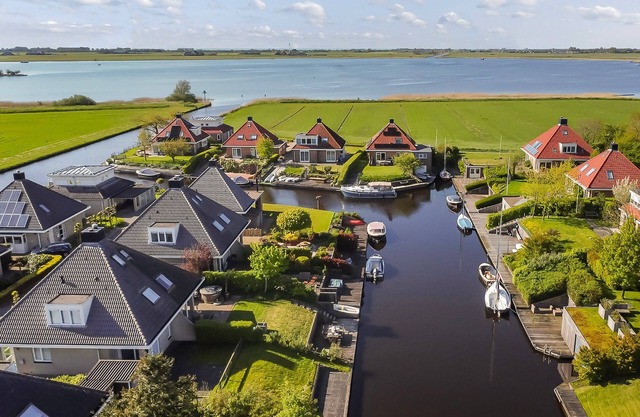 NEW/Family friendly holiday home with jetty & hottub. Quiet surroundings.