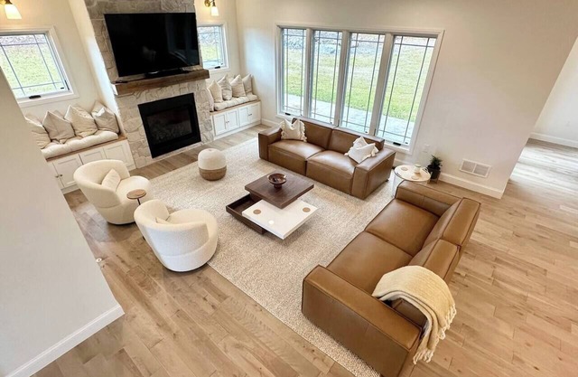 New Farmhouse-Hot Tub, King Beds, Game Room & View