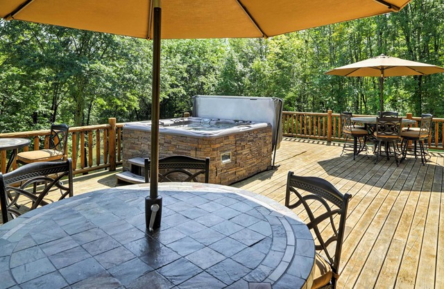 NEW! FOLEY'S LOG CABIN with Hot Tub
