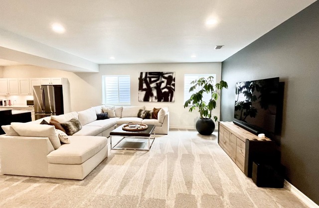 NEW Guest Suite with Lake, Pool, and Gym Access!