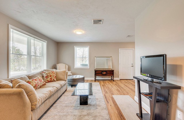 New Hampshire Abode w/Mountain Views, Near Skiing