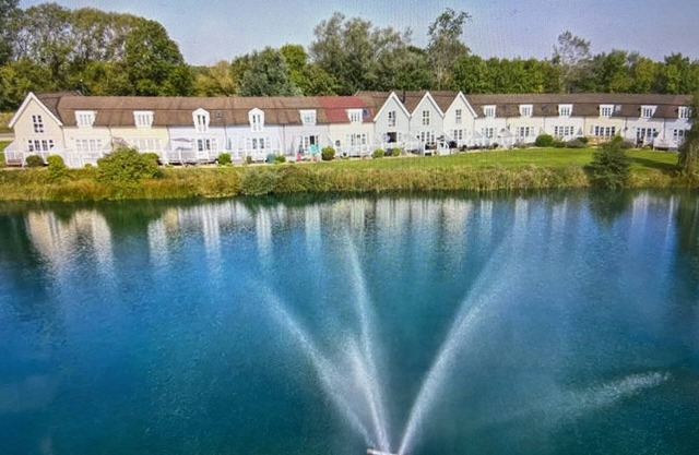 New Hampton style house on Cotswold lake -sleeps 6