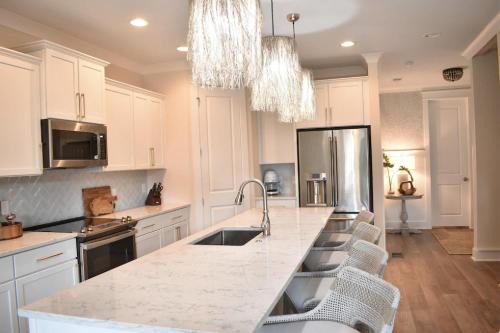 New! HEATED POOL, BEACH HOUSE, Elevator, Walk to the Beach!