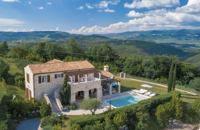 New, high quality stone villa with panoramic views - LAST MINUTE OFFERS!
