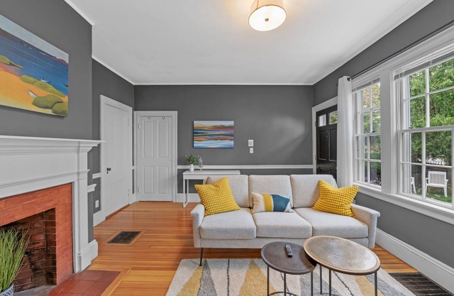 NEW Historic 1803 Salem 1BR l Walk to Haunted Happenings l SMALL DOG friendly