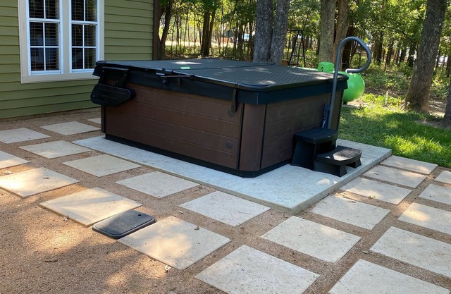 New Hot Tub! Beautiful 1.6 Acre Lake House on Secluded Cove