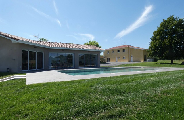 New house, in the countryside with swimming pool