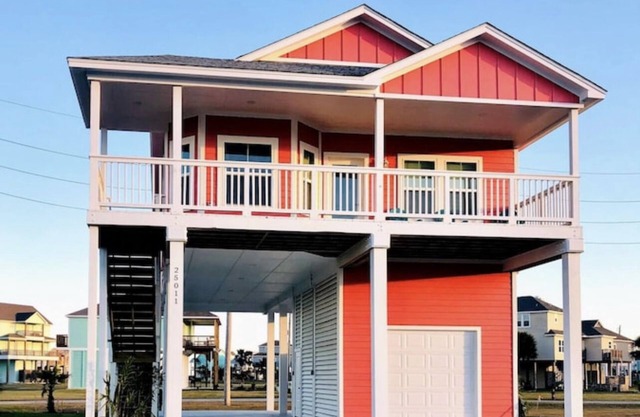 *NEW House listing with beautiful bay views/walking distance to pool and beach