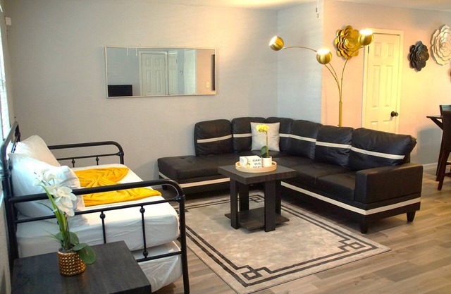 New Houston Home! Sleeps 10-12, Near Downtown, 4 Car Parking