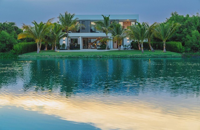 NEW LAKE FRONT VILLA IN DELIGHTFUL PUNTA CANA RESORT