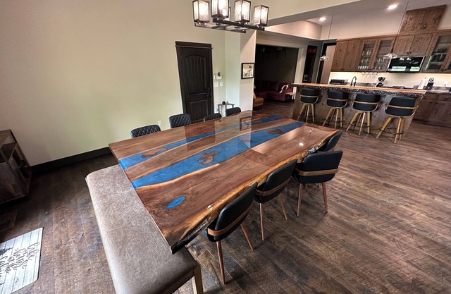 New Lake Home on Upper Cullen - volleyball, game room, sauna, and lots of trees!