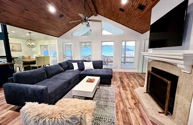 New Lakefront Home-Private Dock on Open Water in Convenient Location, Cul de sac