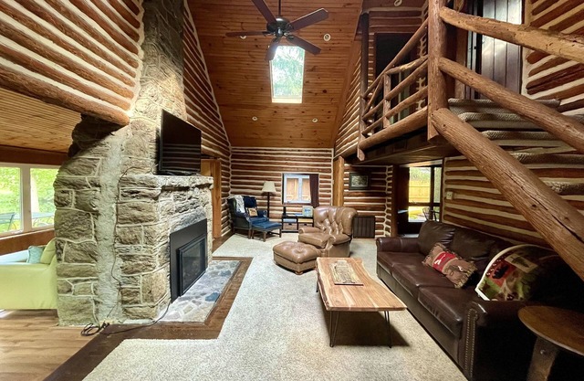 *New Listing to Vrbo* Lovely Lakefront Log Cabin in Medford Lakes
