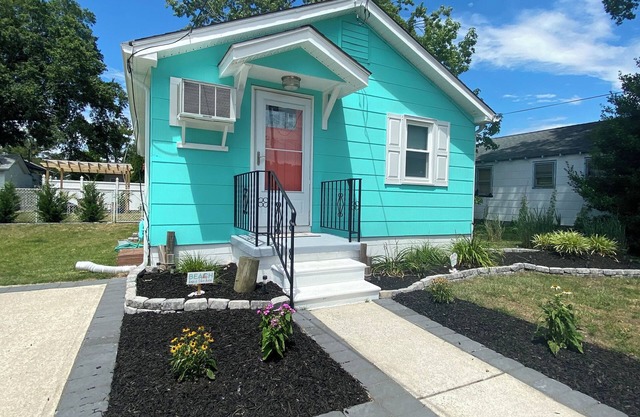 NEW LISTING! Villas Quaint Coastal Cottage short drive to Beaches