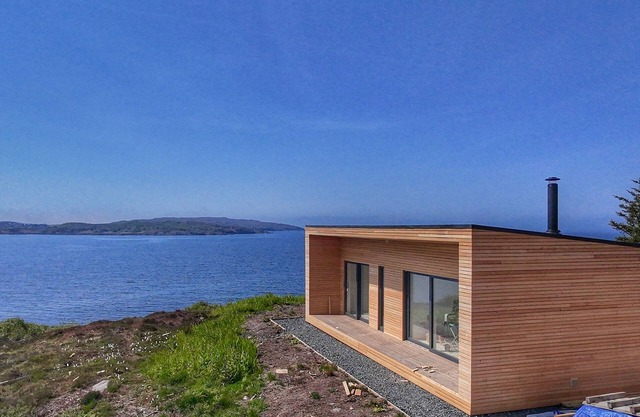 New Luxury 1 bedroom house with breathtaking ocean + mountain views. West bothy