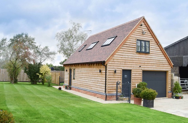new luxury 5 star 1-bed house nr Bicester village