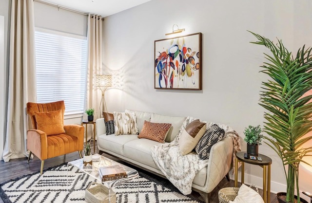 ⭐️New⭐️ Luxury King Suite Near Airport | Lake View | Fast WIFI | FREE Parking