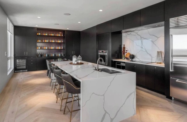 NEW Luxury Midtown Views – Sleeps 5+Free Parking