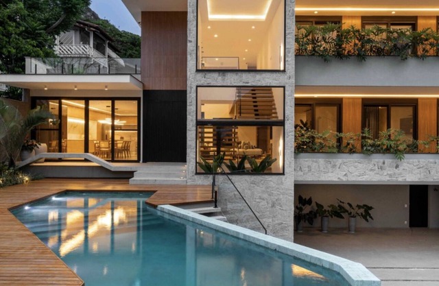 New Luxury Modern Beachside Villa Walk to the Ocean in 10 Min