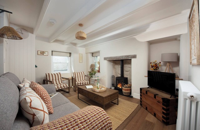 *NEW* Luxury Mousehole Cottage with Courtyard & Close to Beach