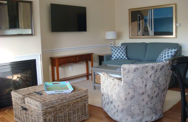 NEW LUXURY ONE-BEDROOM CONDO, SLEEPS 4; WITH PRIVATE BALCONY AND WATER VIEWS