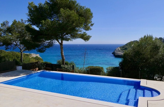 New Luxury Villa, 1st Line Sea and Beach, Large Infinity Pool with Whirlpool .