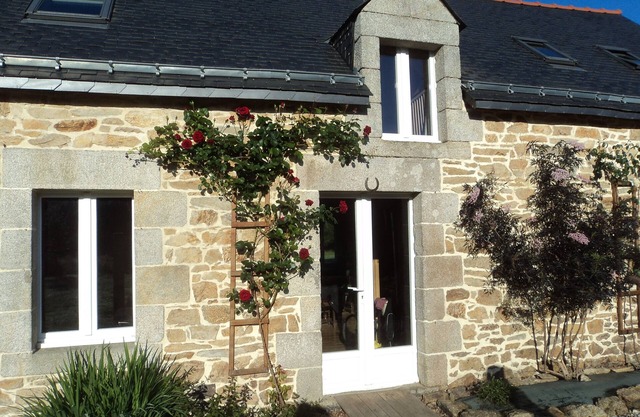 NEW management 2025. Homely detached cottage 1 acre of private garden with pool.