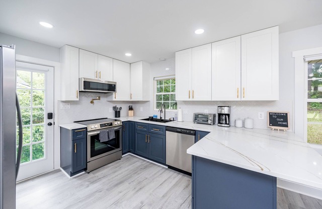 NEW modern 10 guest retreat near Downtown, North Hills & NCSU w/fenced backyard