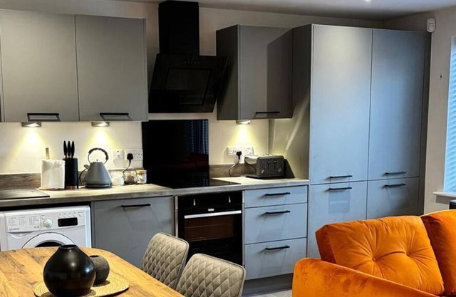New Modern 2 bed Apartment - Holbeck Leeds - FREE GATED PARKING