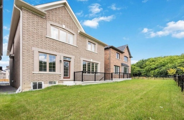 New Modern 2BR, Back Garden: Near Plazas, River, Parks! Whitby