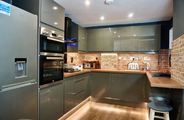 NEW Modern 4-Bed House, Deluxe Living, 3 Bathrooms