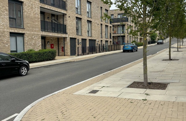New Modern Apartment, Private Sceure Parking with EV Charger and Balcony