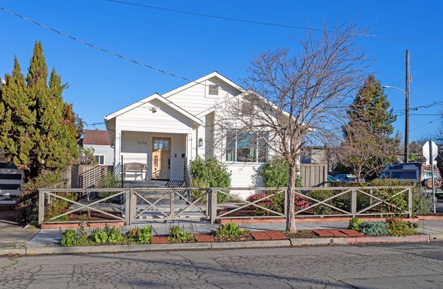 New Modern Guesthouse Retreat near Berkeley & SF - King Bed, AC, Standing Desk