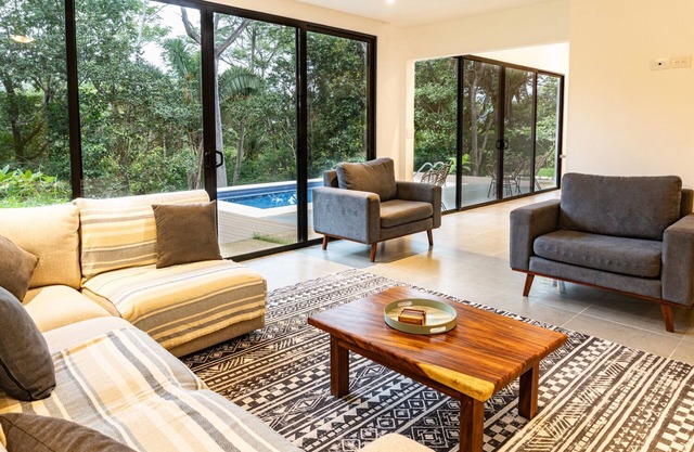 New Modern Jungle Home: Wake Up to Monkeys & Birds, Just 15 Mins from Beach!