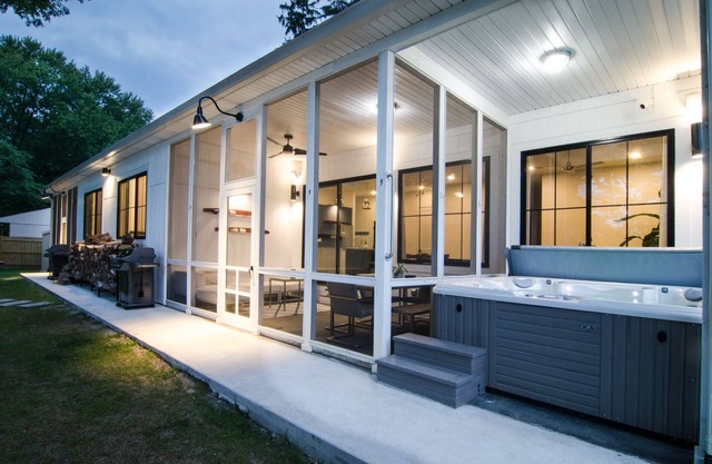 NEW modern lake house + apt for 15: HOT TUB, beach, firepit, playground, games!