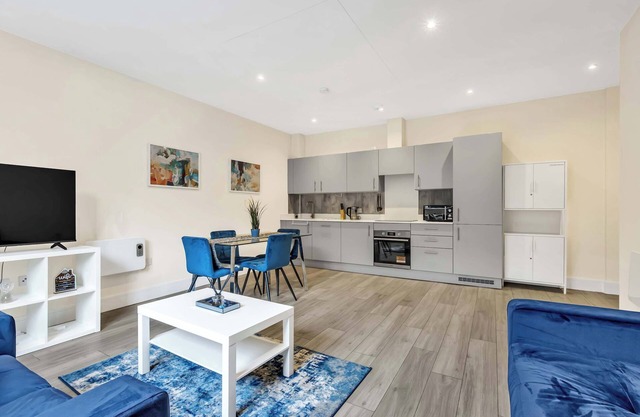 New Modern London 2 Bed | Long Stays! with Parking