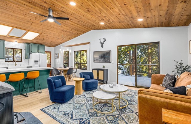 New- Modern Retreat- 4 miles to Pinecrest Lake! EV Charger!