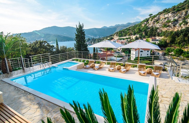 New modern villa, great view, pool, spacious, Concierge 247
