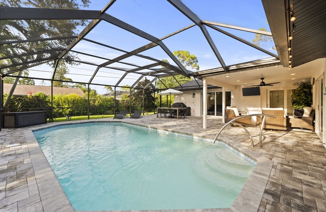 NEW Naples Modern Farmhouse w/Heated Pool, Sleep 10