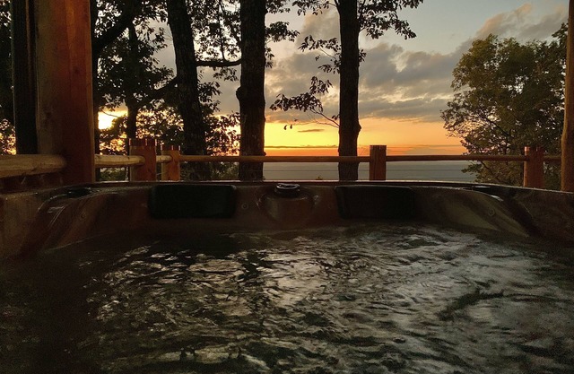 NEW Owl and Moon Romantic Cabin Majestic Views for Miles Fireplace and Hottub