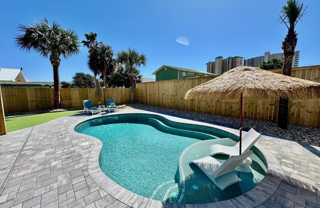 New Reno! Optional htd private Pool! Close to Bch! Pet Friendly! Putting green!
