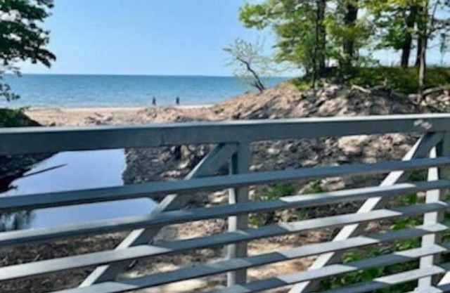 NEW!!! Renovated Beach Cottage, 0.4 mile walk to beach!