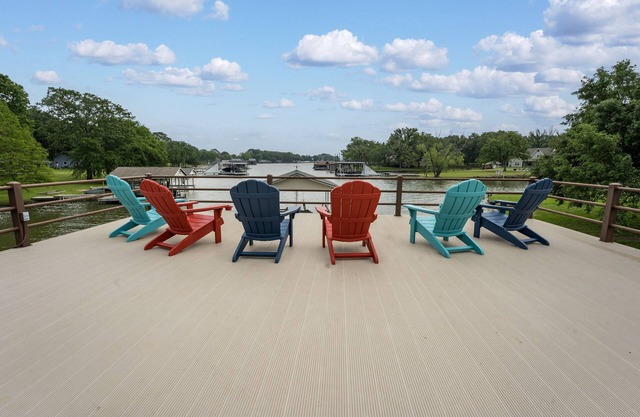 NEW RENTAL! DEEP WATER! Cedar Creek Lakehouse w/Golfcart & Dbl Decker Boat Dock
