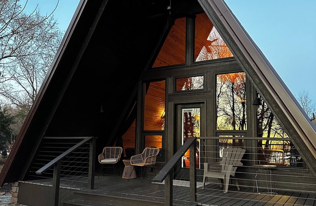 NEW! Romantic Adults only secluded Aframe on Grand Lake O’Cherokees. Lake front.